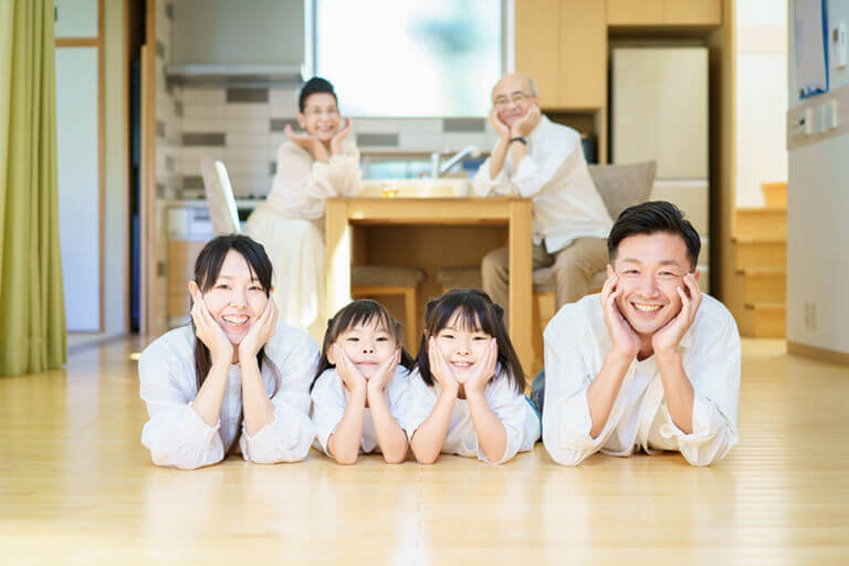 北海道仕様のUVフロアコーティング「輝床（てるゆか）」利用者家族イメージ写真